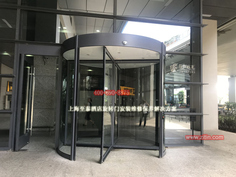 Boyue Hotel revolving door