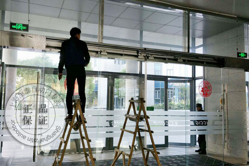 松下自动门轨道滑轮保养现场