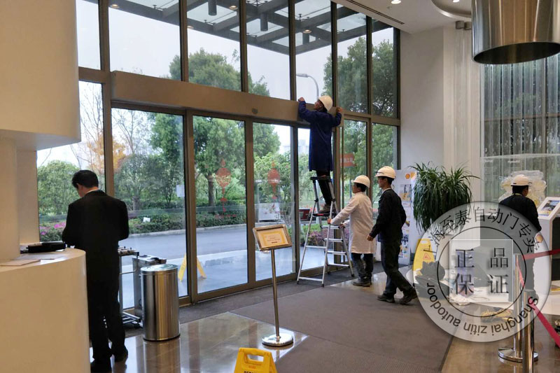 松下自动门轨道滑轮保养现场