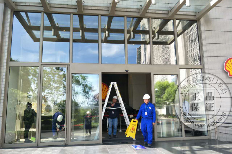松下自动门轨道滑轮保养现场